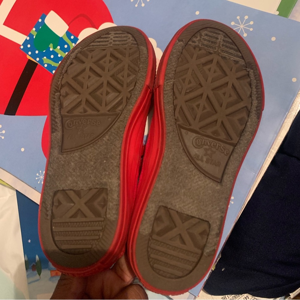 Red converse - Picture 2 of 2